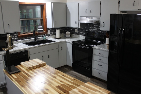 Køleskab, mikrobølgeovn, ovn, kogeplade