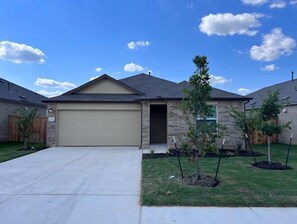 Exterior - New 3 Bed 2 Bath Pet Friendly, 4 min to food/shop (Bastrop)