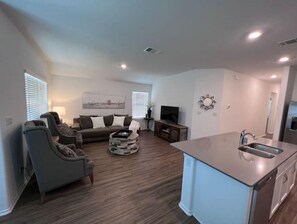 Living area - New 3 Bed 2 Bath Pet Friendly, 4 min to food/shop (Bastrop)