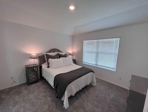 Room - New 3 Bed 2 Bath Pet Friendly, 4 min to food/shop (Bastrop)