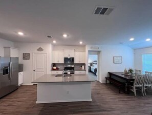 Private kitchen - New 3 Bed 2 Bath Pet Friendly, 4 min to food/shop (Bastrop)