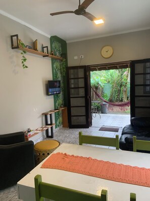 Interior - Rustic house 250 m from the sea (São Sebastião)