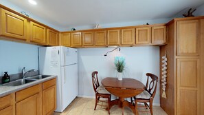 Kylskåp, mikrovågsugn, spishäll och kaffe- och tebryggare