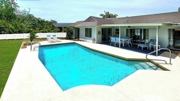 A heated pool - BOOK NOW & SAVE!! CLOSE TO IMG!  Base Rent has been REDUCED by 20 percent!  LOVELY THREE BEDROOM TWO BATH HEATED POOL HOME CLOSE TO ANNA MARIA ISLAND! (Bradenton)