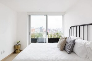 2 habitaciones, tabla de planchar con plancha y cuna de viaje