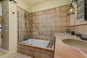 Baignoire, serviettes fournies