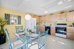 冷蔵庫、電子レンジ、オーブン、食器洗い機