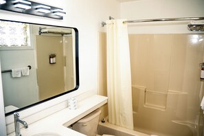 Secador de pelo, toallas, jabón y champú