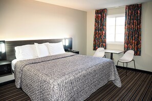 Luxury King Suite | Escritorio, tabla de planchar con plancha, wifi gratis y ropa de cama