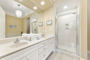 Bañera con ducha, toallas