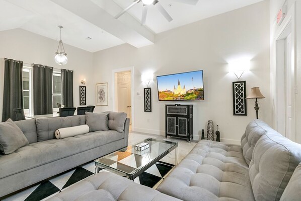 TV - Contemporary City Living in the NOLA (New Orleans)