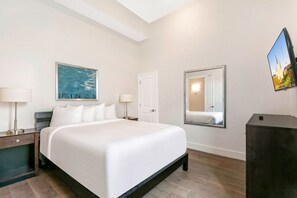 3 bedrooms, iron/ironing board, bed sheets - Contemporary City Living in the NOLA (New Orleans)