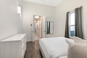 3 habitaciones, tabla de planchar con plancha y ropa de cama