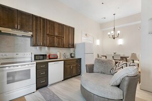 Frigorífico, microondas, horno y placa de cocina