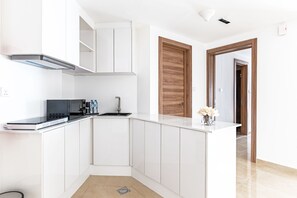 Apartemen Premium | Brankas, meja kerja, ruang kerja ramah laptop, dan tirai kedap cahaya