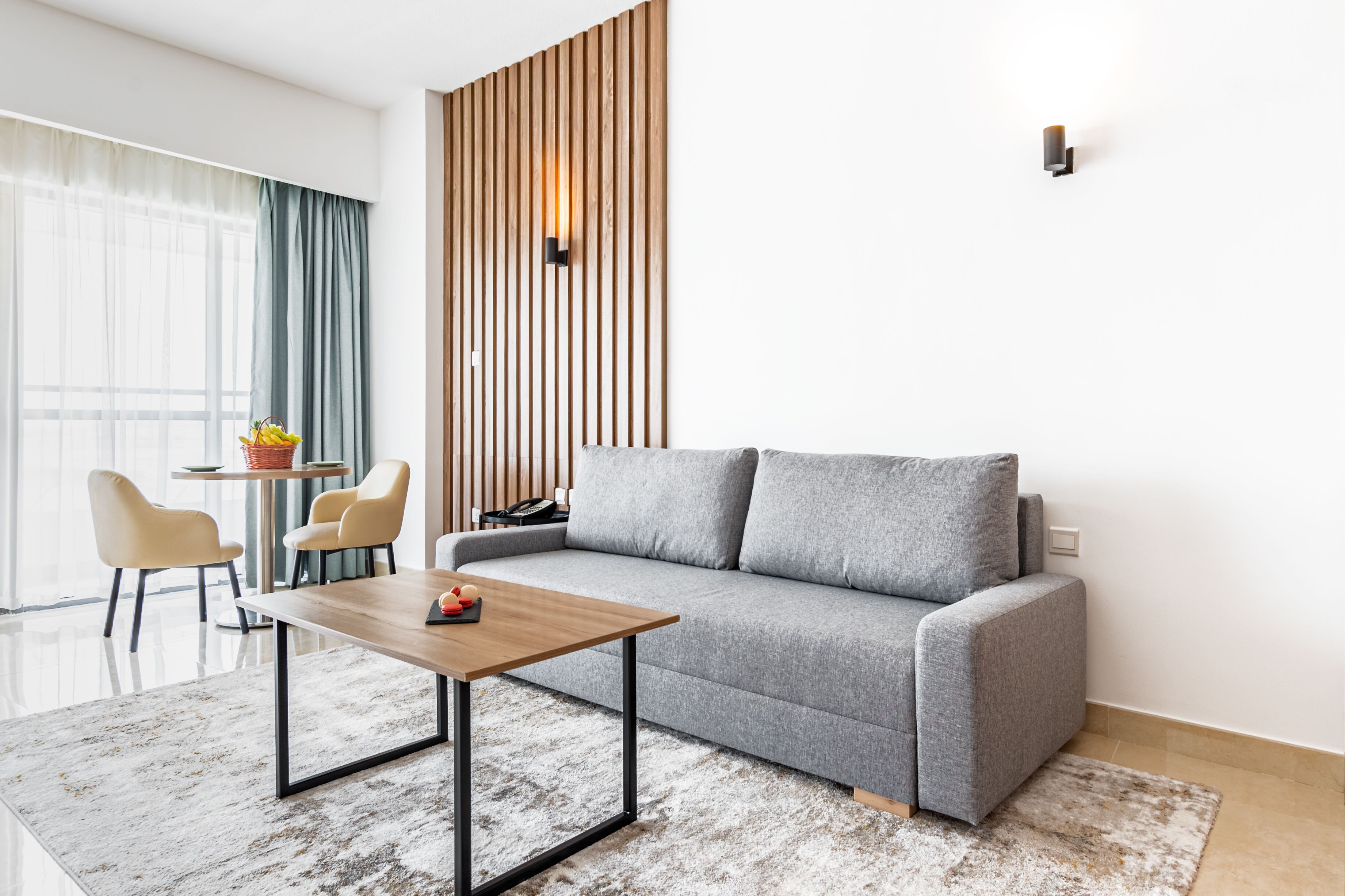 Appartement | Een kluis op de kamer, een bureau, een laptopwerkplek