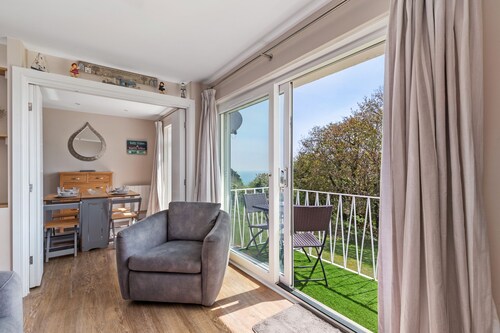 Salty Kisses - Sea Front Apartment