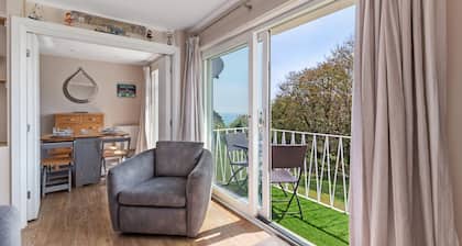 Salty Kisses - Sea Front Apartment