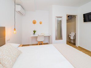 1 室のベッドルーム、デスク、アイロン / アイロン台、WiFi (無料)