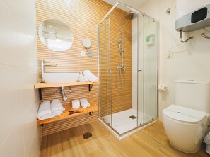 Shower, hair dryer, towels - Cubo's Hostal William's Sunny 4 with Breakfast / free wifi / air conditioningostal William Sunny 4 (Torre de Benagalbon)