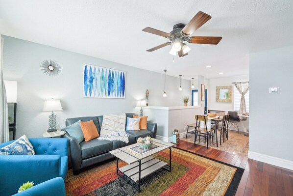 Älytelevisio, takka, videopelejä, kirjoja