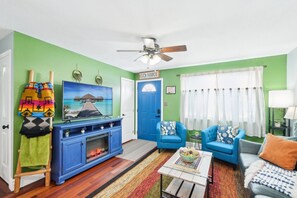 Älytelevisio, takka, videopelejä, kirjoja