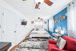 4 makuuhuonetta, tallelokero huoneessa, työpöytä, silitysrauta/-lauta