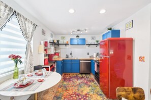 Réfrigérateur, four à micro-ondes, un four, surface de cuisson