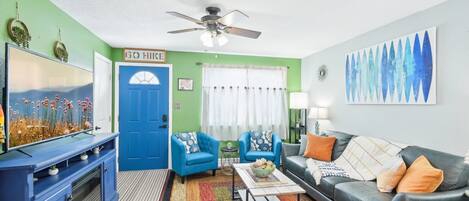 Smart-TV, Kamin, Videospiele, Bücher