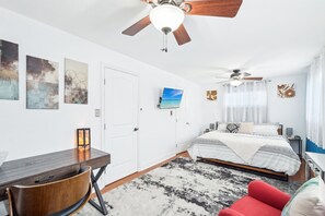 4 多间卧室、客房内保险箱、办公桌、熨斗/熨衣板