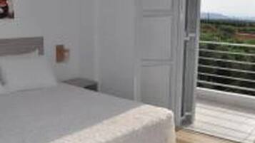 Ylelliset vuodevaatteet, minibaari, yksilöllisesti sisustettu