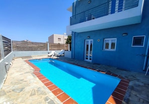 Una piscina al aire libre de temporada