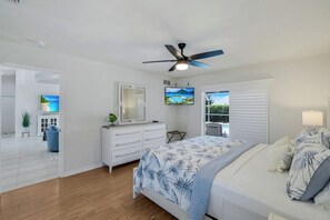 3 bedrooms, free WiFi, bed sheets - Lovely 3 bedroom 2 bath inland home with heated pool. (Marco Island)