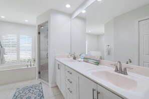 Towels - Lovely 3 bedroom 2 bath inland home with heated pool. (Marco Island)