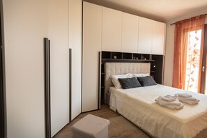 2 chambres, bureau, fer et planche à repasser, lit parapluie