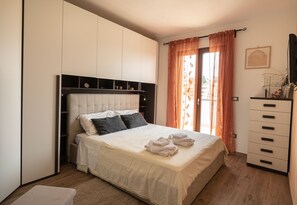 2 bedrooms, desk, iron/ironing board, travel cot