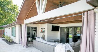 4BR & 4BTH w/ Tennis Crt & Pool