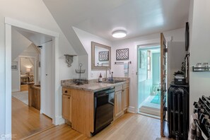 Fridge, microwave, oven, stovetop - Chic Retreat, 2 Queen Beds, FREE PARKING, Walk to Train (Oak Park)