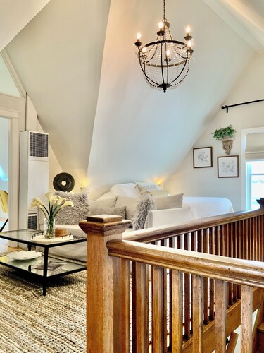 Chic Retreat, 2 Queen Beds, FREE PARKING, Walk to Train