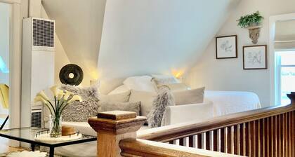 Chic Retreat, 2 Queen Beds, FREE PARKING, Walk to Train