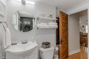 Shower, hair dryer, towels, soap - Chic Retreat, 2 Queen Beds, FREE PARKING, Walk to Train (Oak Park)
