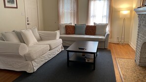 Living area - Buffalo Bayou and Montrose - 3Br apartment with King Bed (Houston)