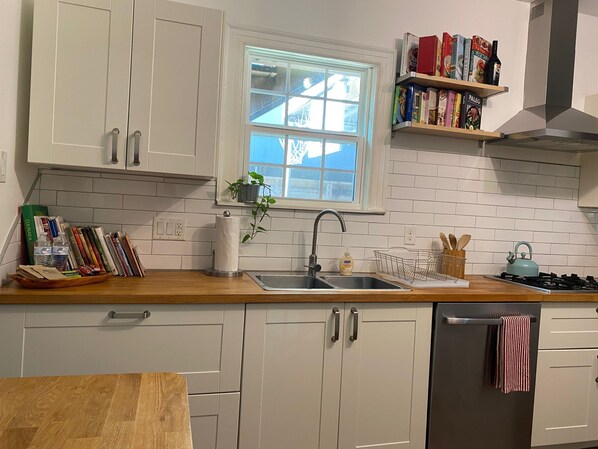 Fridge, microwave, stovetop, dishwasher - Buffalo Bayou and Montrose - 3Br apartment with King Bed (Houston)