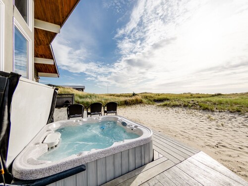 Ocean Breeze MCA#1374-Luxury Oceanfront, hot tub, 5 bdrm, gourmet kitchen