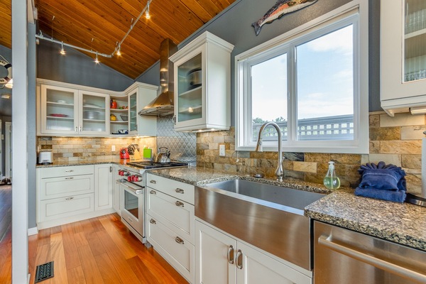 Kylskåp, mikrovågsugn, ugn och spishäll