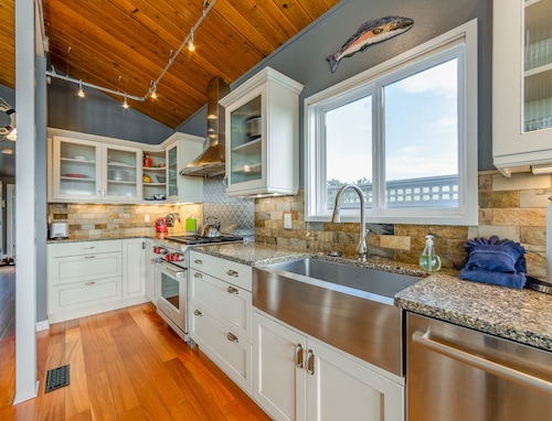 Ocean Breeze MCA#1374-Luxury Oceanfront, hot tub, 5 bdrm, gourmet kitchen