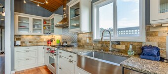 Ocean Breeze MCA#1374-Luxury Oceanfront, hot tub, 5 bdrm, gourmet kitchen