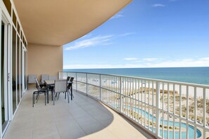 Outdoor dining - Direct Beachfront Condo Lazy River-Splash Pad-Waterslide-Walk to Restaurants (Orange Beach)