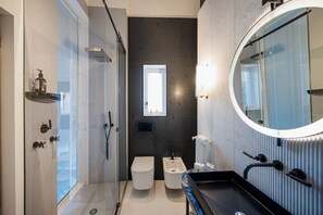 Doccia, asciugacapelli, bidet, asciugamani