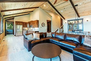 Smart TV, chimenea, reproductor de DVD y futbolito 